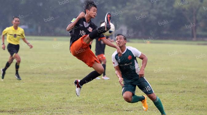 Pemain PS TNI, Guntur Triaji (kanan) berebut bola dengan pemain Villa 2000 pada laga uji coba di Lapangan Mako Kostrad, Cilodong, Jawa Barat, Rabu ( 13/4/2016). (Bola.com/Nicklas Hanoatubun)