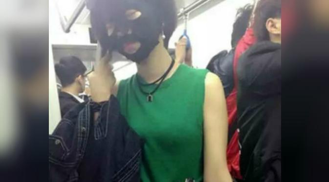 Wanita dengan masker hitam yang menarik perhatian warga dan netizen (Foto: weibo.com/1818hjy).