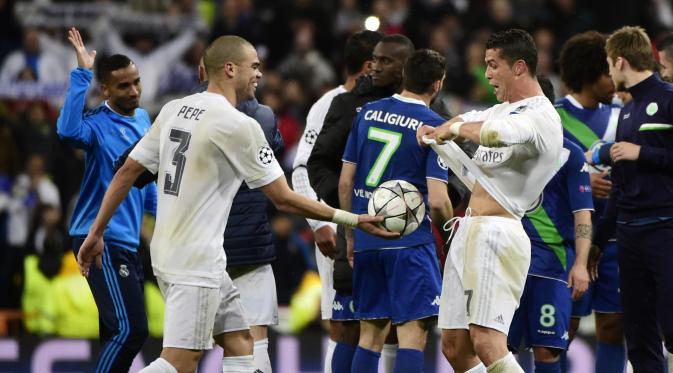 Striker Real Madrid, Cristiano Ronaldo (kanan), merayakan kemenangan bersama Pepe atas Wolfsburg dalam laga leg kedua perempat final Liga Champions di Stadion Santiago Bernabeu, Madrid, Rabu (13/4/2016) dini hari WIB. (AFP/Pierre-Philippe Marcou).