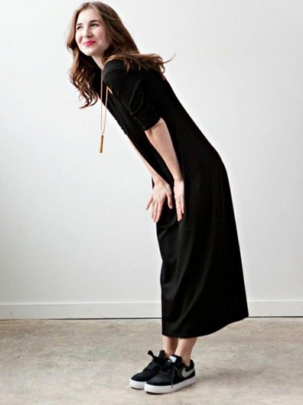 Dress hitam dengan sepatu kets. (via: rssing.com)