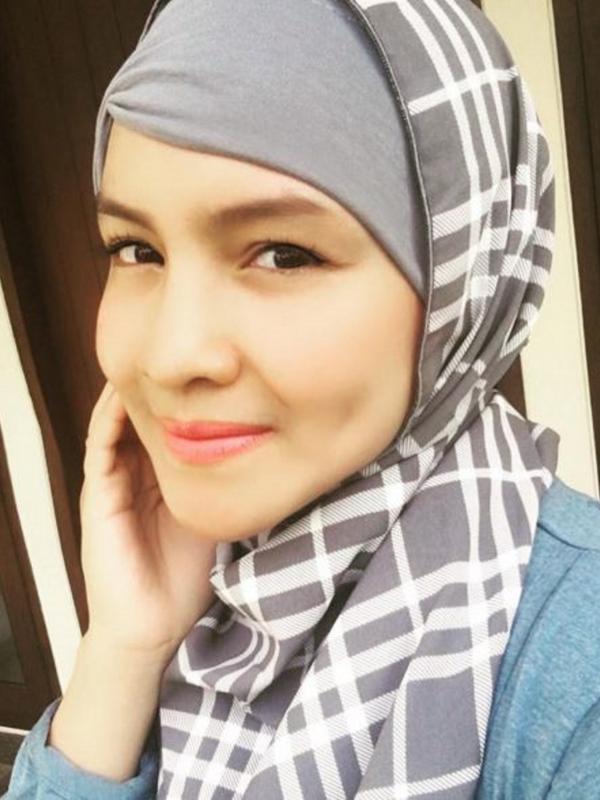 Intan Nuraini mengenakan hijab (Instagram/@intannuraini23)