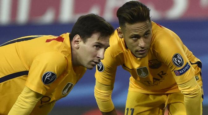 Pemain Barcelona, Lionel Messi dan Neymar, tampak kecewa kalah dari Atletico Madrid pada laga Liga Champions di Stadion Vicente Calderon, Spanyol, Kamis (14/4/2016). Atletico lolos ke semi final berkat agregat 3-2. (AFP/Gerard Julien) 