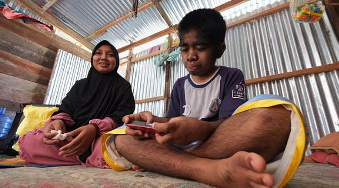 Muhammad Raihan, remaja 13 tahun dari Kalimantan ini dianggap titisan dewa oleh warga di sekitarnya