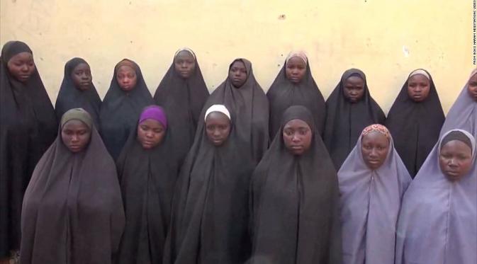 15 siswi dalam video yang dikirim Boko Haram baru-baru ini. (CNN/Video Boko Haram)