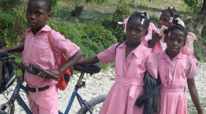 Simak warna-warna seragam sekolah anak-anak di berbagai belahan dunia. Foto: Brightside.me