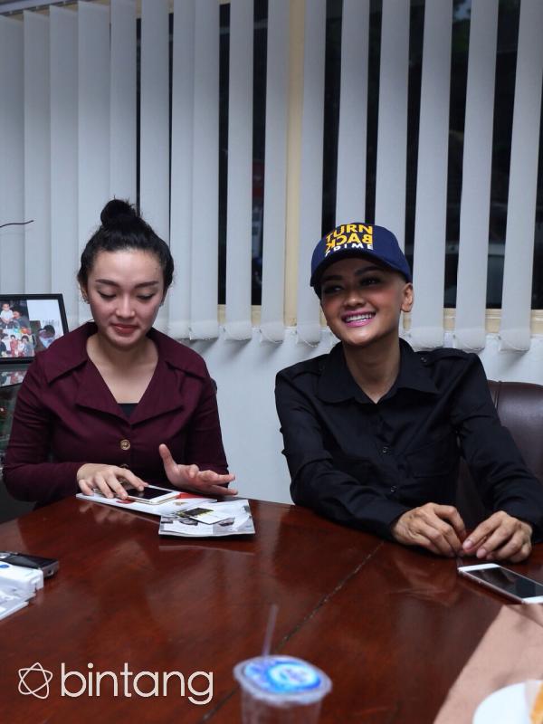 Zaskia Gotik dan Julia Perez berkunjung ke rumah Rachmawati Soekarnoputri. (Andy Masela/bintang.com)