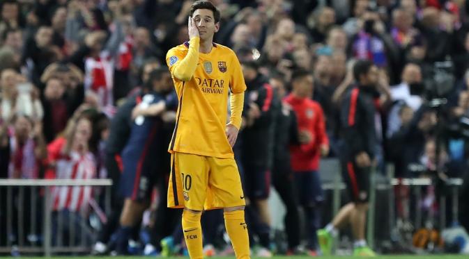 Ekspresi kekecewaan pemain Barcelona, Lionel Messi, setelah kalah dari Atletico Madrid pada leg kedua perempat final Liga Champions di Stadion Vicente Calderon, Madrid, Kamis (14/4/2016) dini hari WIB. (AFP/Cesar Manso).