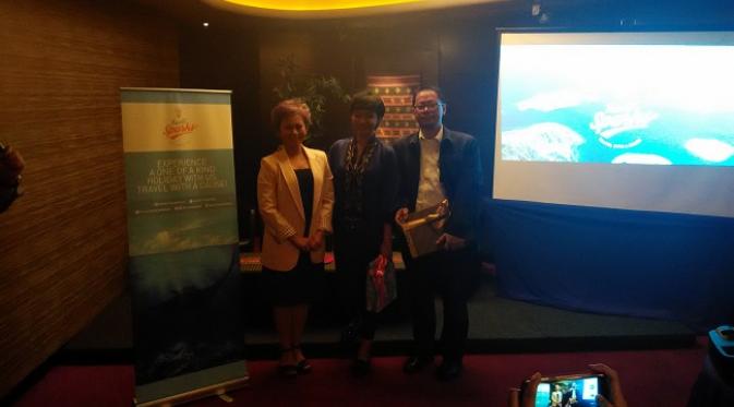 Nila Tanzil (CEO Travel Sparks), Riyanni Djangkaru (Save Shark), dan Budi Supriyanto (Kemenpar) dalam peluncuran Travel Sparks