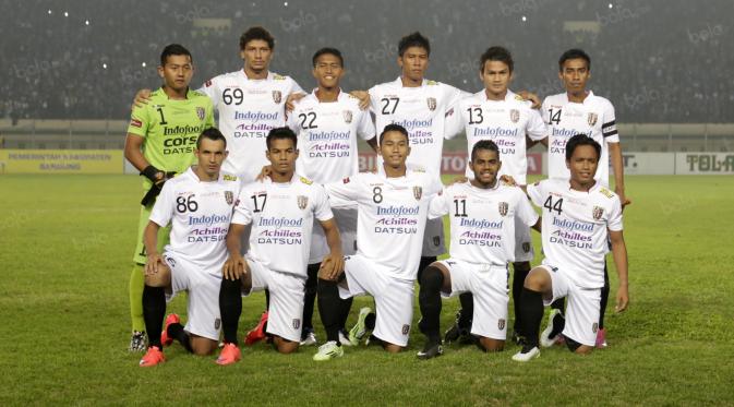 Tim Bali United saat mengikuti laga semifinal di Stadion Si Jalak Harupat, Bandung. (30/3/2016). (Bola.com/Nicklas Hanoatubun)