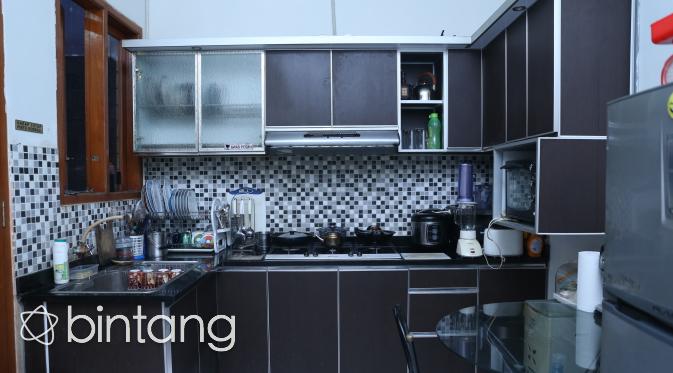 Dapur yang berada di kediaman RIzal Djibran. (Nurwahyunan/Bintang.com)