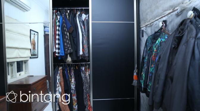 Ruang wardrobe yang berada tak jauh dari ruang tidur utama. (Nurwahyunan/Bintang.com)