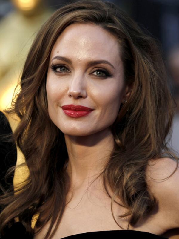 Maskot kecantikan dunia, Angelina Jolie. (via: raulenewyork.com)