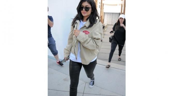 Kylie Jenner tampil vintage dengan boomber jacket 