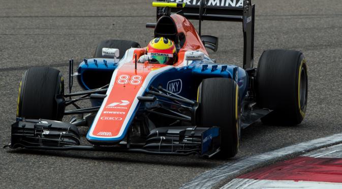 Manor F1 Team's Indonesian driver Rio Haryanto takes a corner during the second practice session at the Formula One Chinese Grand Prix in Shanghai on April 15, 2016. JOHANNES EISELE / AFP