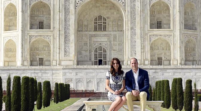 Pangeran William dan istrinya berpose berdua di depan Taj Mahal (Reuters)