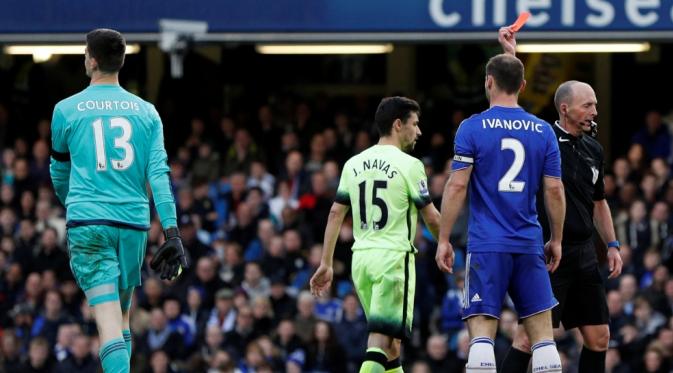 Kiper Chelsea, Thibaut Courtois, menerima kartu merah dalam pertandingan melawan Chelsea, di Stamford Bridge, Sabtu (16/4/2016). (AFP/Adrian Dennis).