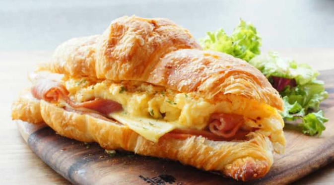 Ingin tahu caranya memasak sarapan ala Prancis? Yuk kita simak tutorial video memasak scrambled egg croissant. (Foto: Wanderbites.com)