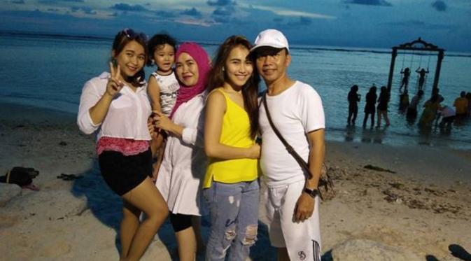 Ayu Ting Ting bersama keluarga (Instagram/@mom_ayting92_)
