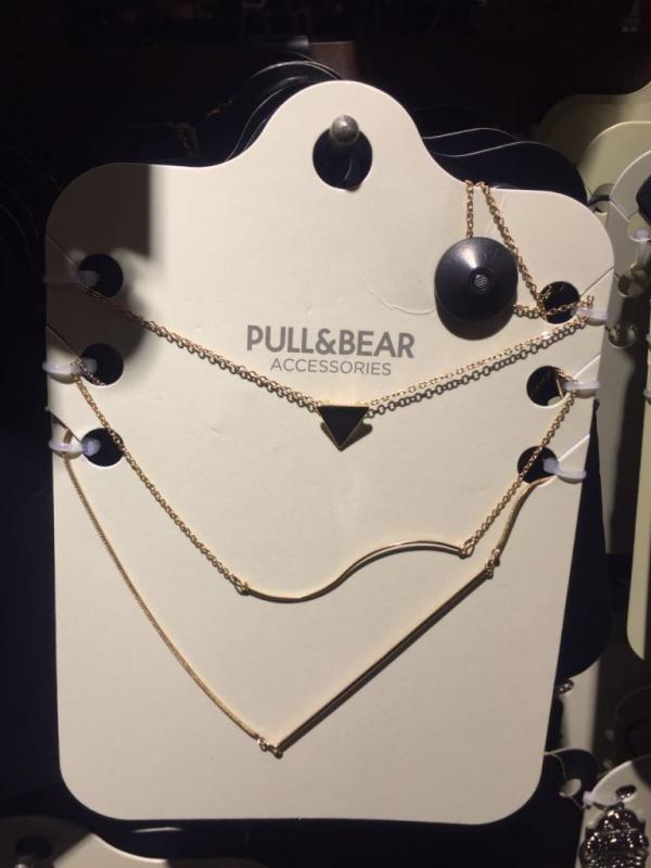 Bagi kamu para pecinta kalung, wajib kunjungin Pull&Bear, kalung yang dijual disana harganya tak lebih dari 200 ribu, contohnya kalung ini hanya seharga 160 ribu.