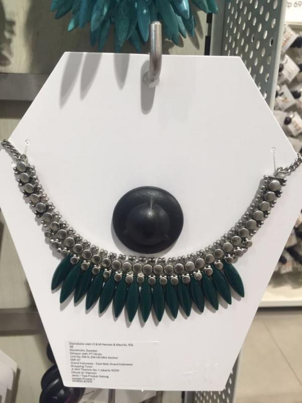 Bagi kamu para pecinta kalung, wajib kunjungin H&M, kalung yang dijual disana harganya tak lebih dari 200 ribu, contohnya kalung ini hanya seharga 199 ribu. (via: istimewa)