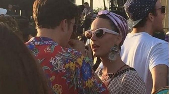 Katy Perry pamer kemesraan bersama Bloom di sebuah festival musik (via Instagram/walkernavy2)