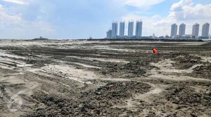 Gundukan pasir menimbun sebagian teluk Jakarta di Muara Angke untuk dijadikan pulau , Jakarta, (17/4). Rencananya, Tempat yang menjadi lokasi sumber penghidupan para nelayan Muara Angke itu mulai disulap menjadi daratan. (Liputan6.com/Yoppy Renato)