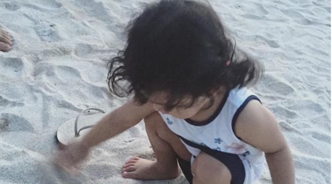 Ayu Ting Ting mengabadikan momen lucu saat Bilqis bermain pasir saat liburan (Instagram)