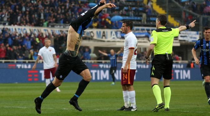 Selebrasi penyerang Atalanta, Marco Boriello, setelah menjebol jala AS Roma, Minggu (17/4/2016). (EPA/Paulo Magini)