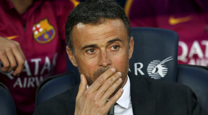 Ekpresi pelatih Luis Enrique saat Barcelona takluk 1-2 dari Valencia, Minggu (17/4/2016). (Reuters/Juan Medina)