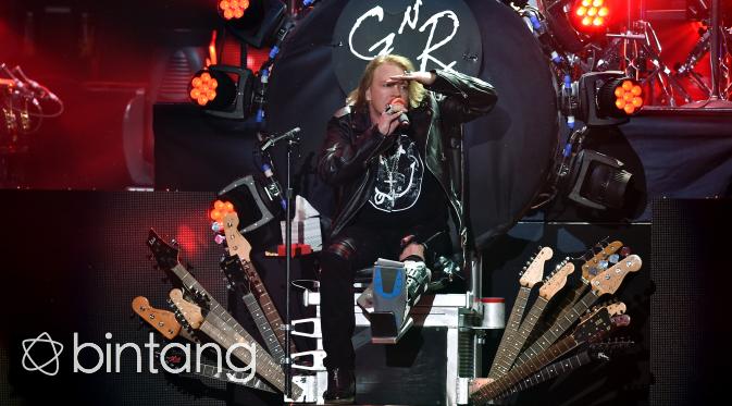 Vokalis Guns N' Roses, Axl Rose ketika manggung di Coachella 2016. (AFP/Bintang.com)
