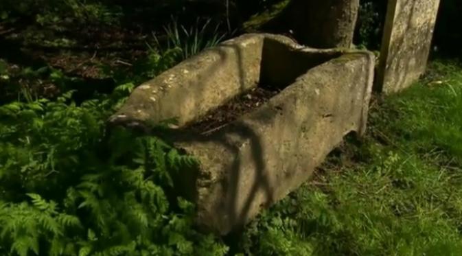 Sebuah palungan yang dipakai sebagai wadah bunga ternyata adalah peti mati anak-anak di masa Romawi Kuno. (Sumber cuplikan video BBC)