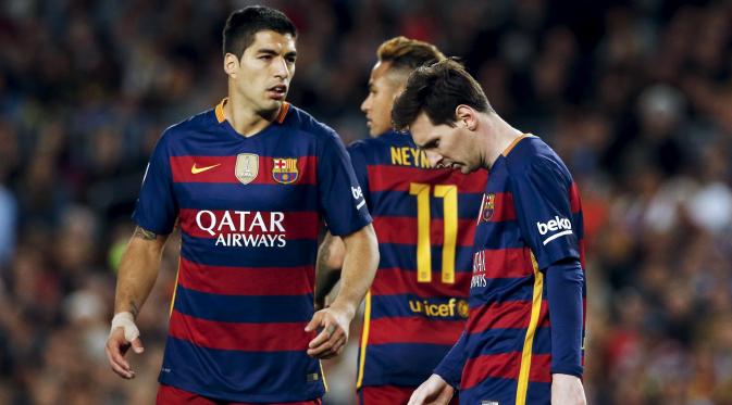 Penyerang Barcelona, Luis Suarez, Neymar dan Lionel Messi tertenduk lesu usai pertandingan melawan Valencia di Camp Nou stadium, Spanyol (18/4). Valencia menang atas Barcelona dengan skor 2-1. (REUTERS / Albert Gea)