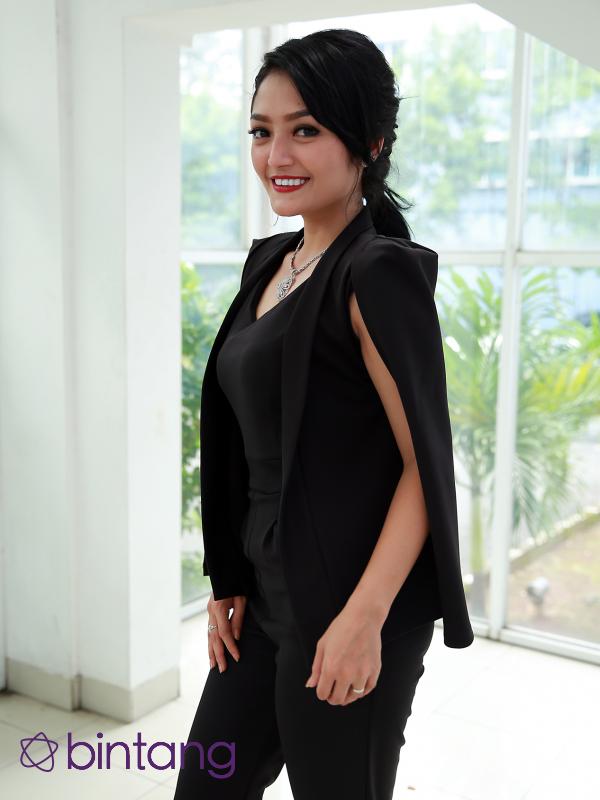 Sebagai salah satu pengisi dalam album kompilasi DanceDhut Nation 2016 yang mendapatkan rekor MURI, Siti Badriah mengaku bangga. (Deki Prayoga/Bintang.com)