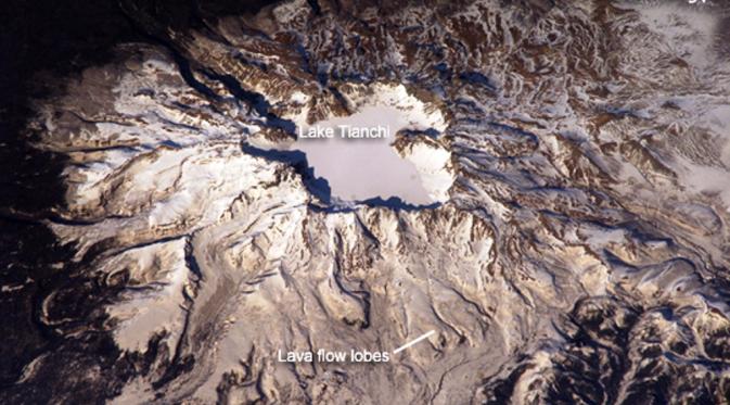 Pada tahun 946 Masehi, erupsi Gunung Paektu melontarkan 96 kilometer kubik material ke angkasa (Wikipedia)