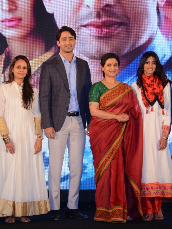 Shaheer Sheikh bersama pemain serial Kuch Rang Pyar Ke Aise Bhi. foto: indiatvtimess.wordpress.com