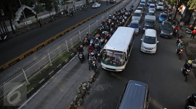 Sejumlah kendaraan bermotor nekat menerobos jalur Busway dikawasan Mampang, Jakarta, Senin (18/4/2016). Para penerobos memanfaatkan jalur busway agar terhindar dari macet. (Liputan6.com/Faizal Fanani)