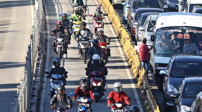 Sejumlah kendaraan bermotor nekat menerobos jalur Busway dikawasan Mampang, Jakarta, Senin (18/4/2016). Meski sudah ada aturan denda, mereka tetap nekat menerobos jalur tersebut. (Liputan6.com/Faizal Fanani)