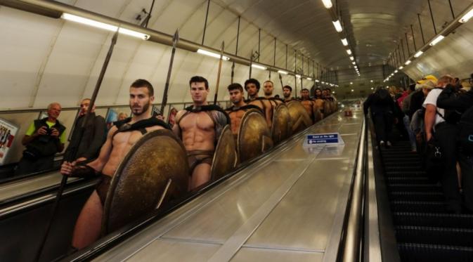Sekelompok Spartan menuruni ekslator menuju peron kereta. (Via: brightside.me)