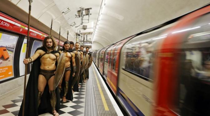 Spartan bersiap menaiki kereta bawah tanah. (Via: brightside.me)