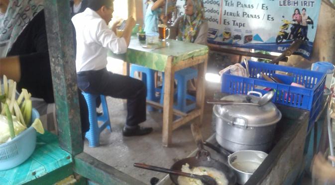 Dalam kasta kuliner Jawa, mie atau bakmi tergolong makanan yang serba tidak jelas jenis kelaminnya. 