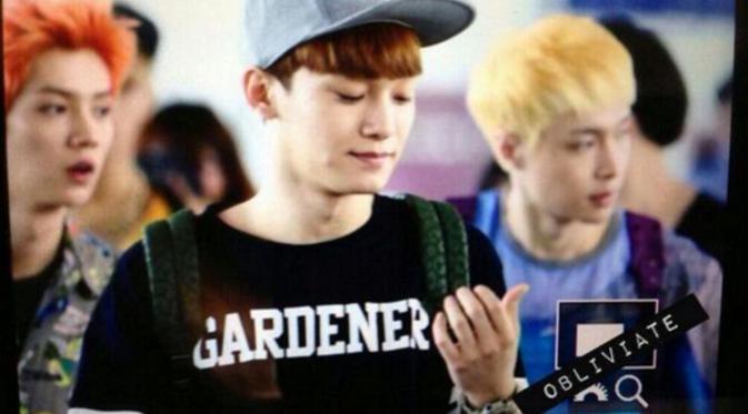 Chen Exo memakai kaos bertuliskan Gardener (via Soompi.com)