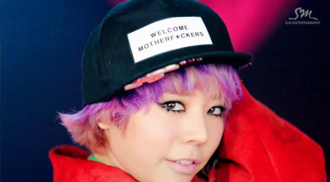 Sunny juga ikutan selfie memakai topi bertuliskan 'Welcome Motherfuckers' (via Soompi.com)