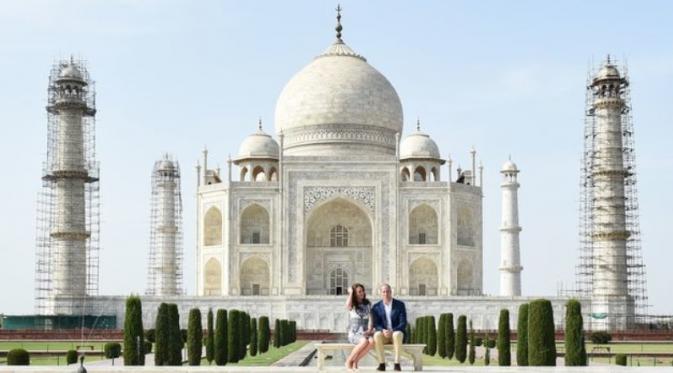 Kate Middleton dan Pangeran William di Taj Mahal. Sumber: Huffington Post/Getty