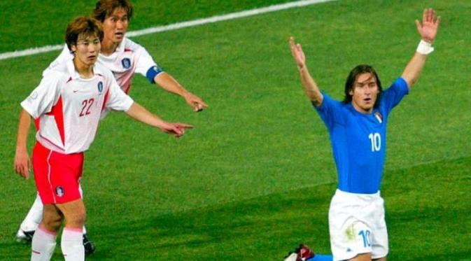 Francesco Totti saat laga Italia kontra Korea Selatan pada Piala Dunia 2002. (dok. Fourfourtwo)