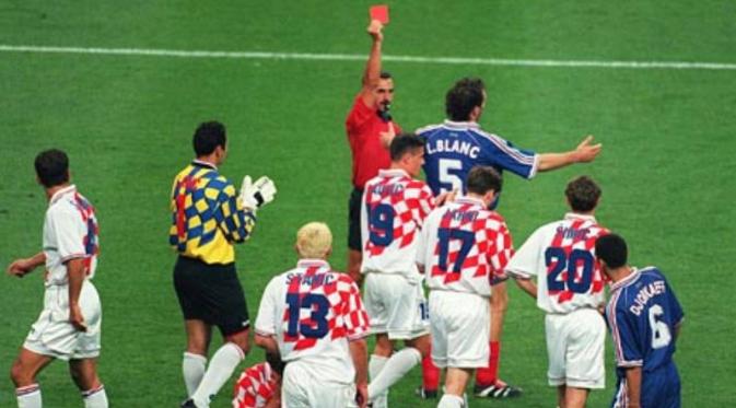 Laurent Blanc menerima kartu merah saat Prancis berjumpa Kroasia pada Piala Dunia 1998. (dok. The Guardian)