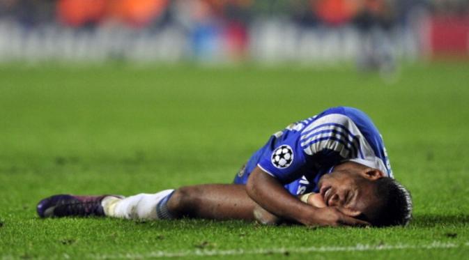 Didier Drogba melakukan aksi diving pada laga Chelsea kontra Napoli. (AFP/Glyn Kirk)
