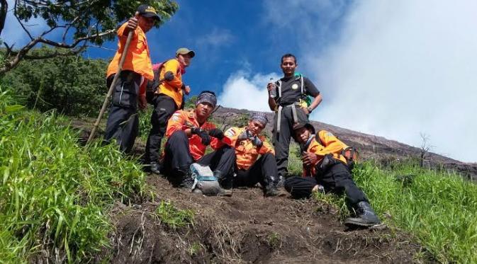 Tim SAR operasi mencari korban jatuh di jurang Gunung Slamet (Liputan6.com / Edhie Prayitno Ige)