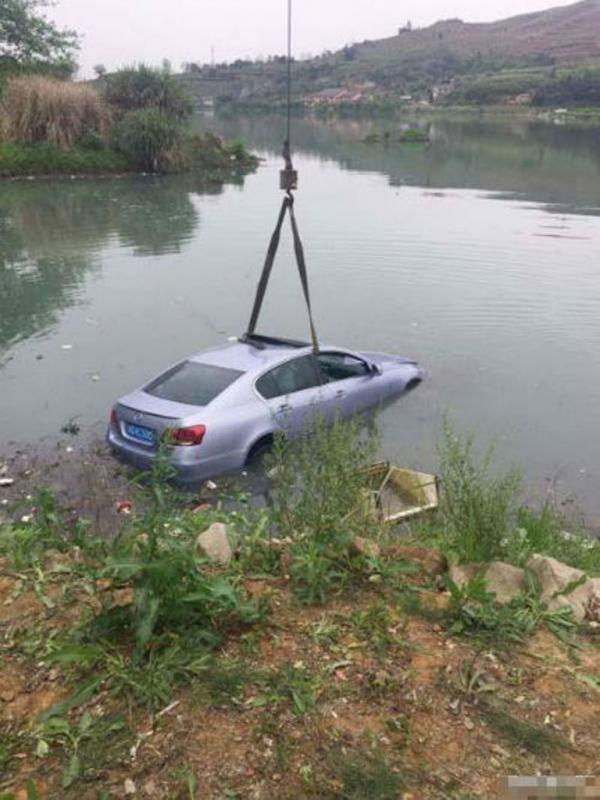 Mobil Mr. Wei yang diangkat dengan crane. (via: shanghaiist.com)