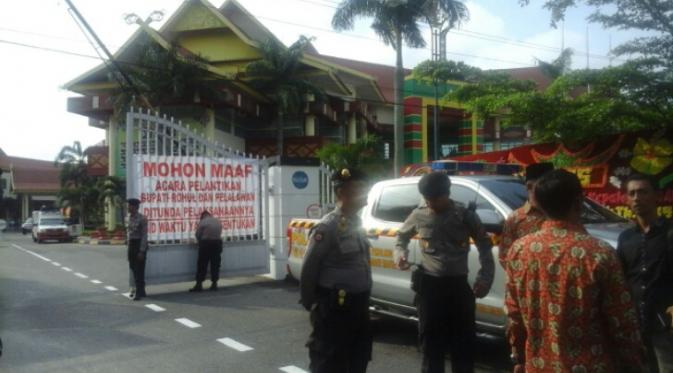 Pembatalan pelantikan Bupati Rokan Hulu dan Bupati Pelalawan di Riau. (Liputan6.com/M Syukur)