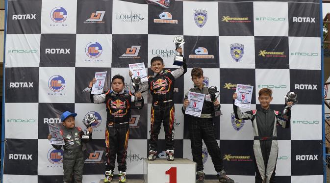 Sergio Noor saat berada di podium juara kejuaraan Rotax Max Challenge di Sentul (Istimewa/Liputan6.com)